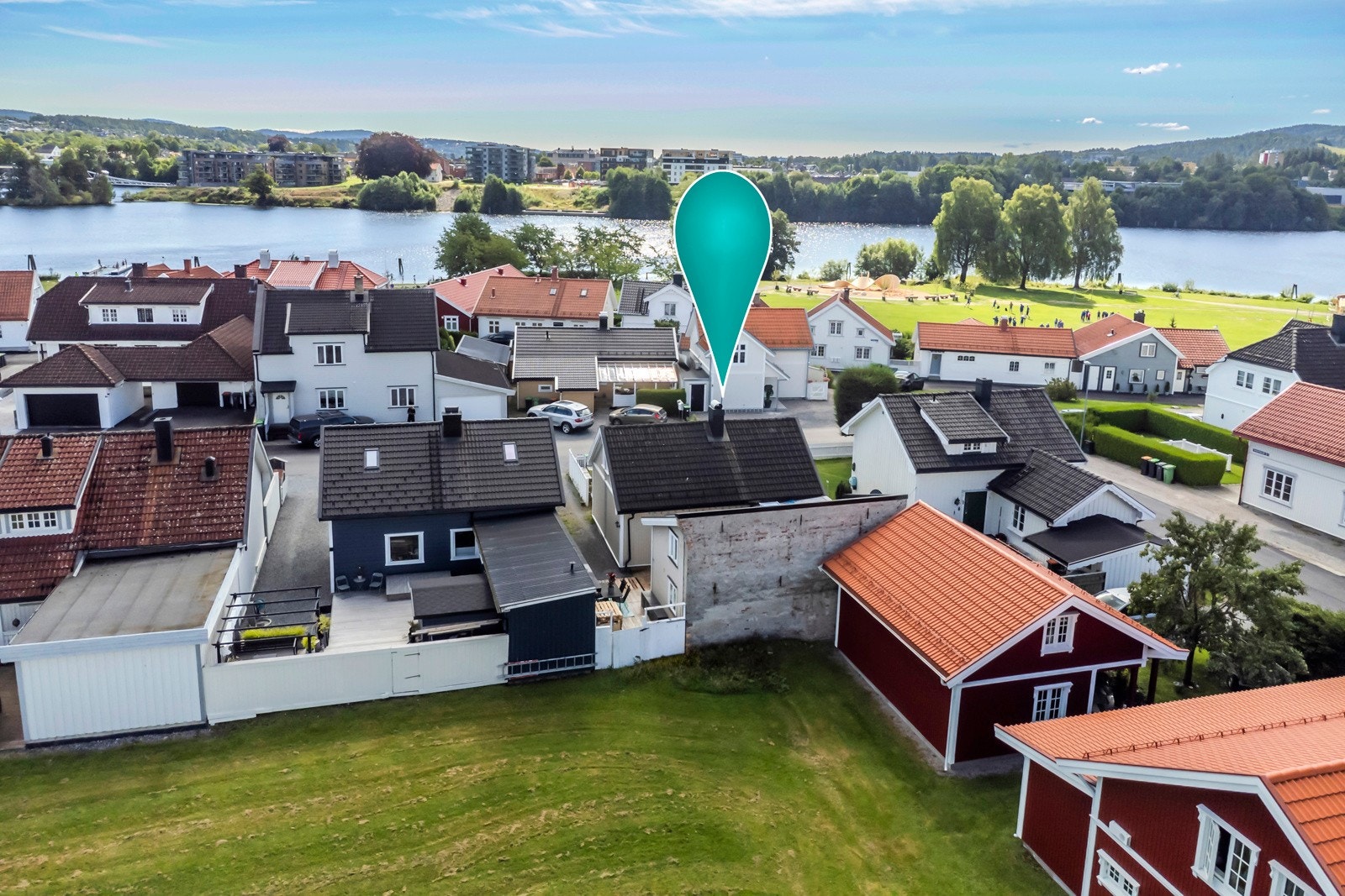 Det er få meter ned til Bakkestranda med alle de fasiliteter og bademuligheter som er der. Galleribilde