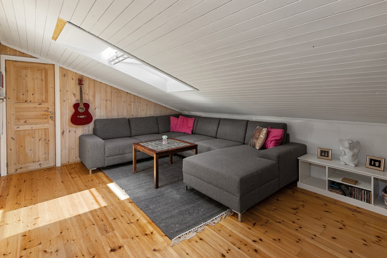 Loftstue i tilbygget. Megler gjør oppmerksom på at rommet ikke er godkjent hos kommunen. Galleribilde