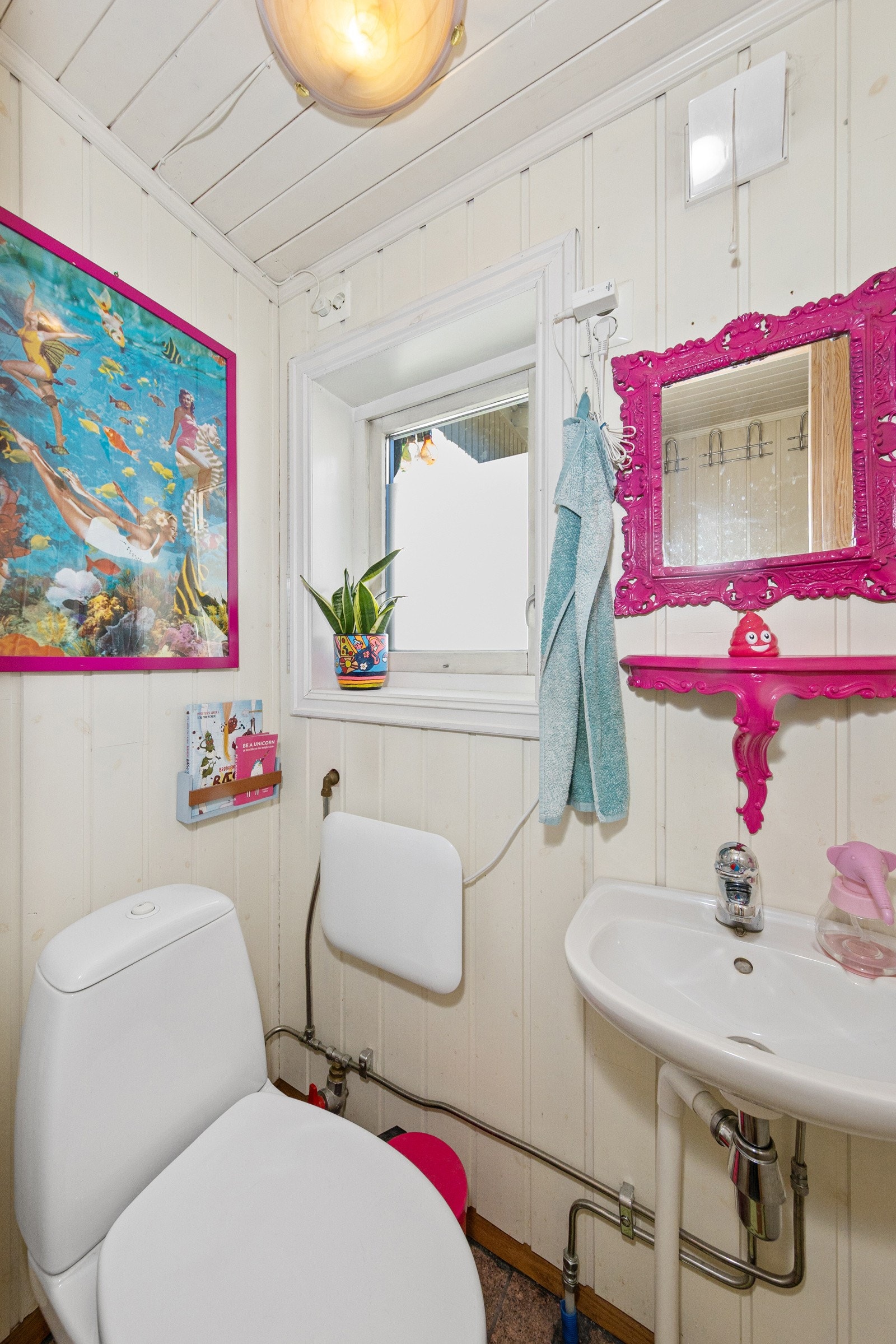 Toalett m/vask. Megler gjør oppmerksom på at rommet ikke er godkjent hos kommunen. Galleribilde