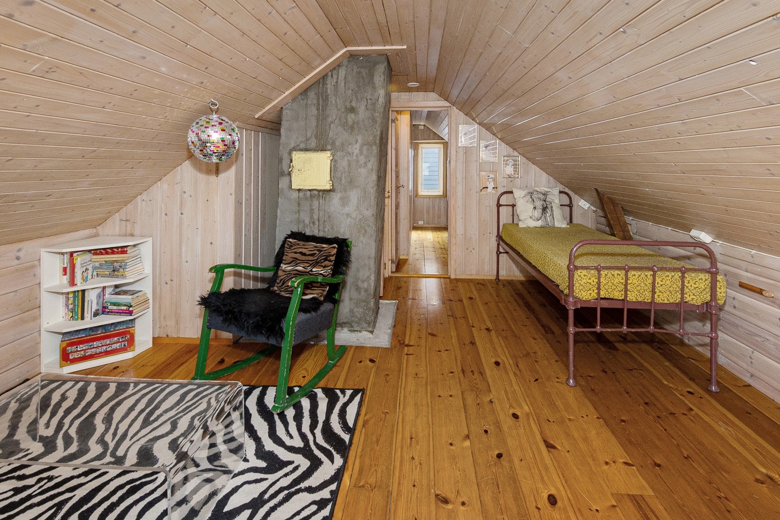 Loftstue over hovedhuset. Megler gjør oppmerksom på at rommet ikke er godkjent hos kommunen. Galleribilde