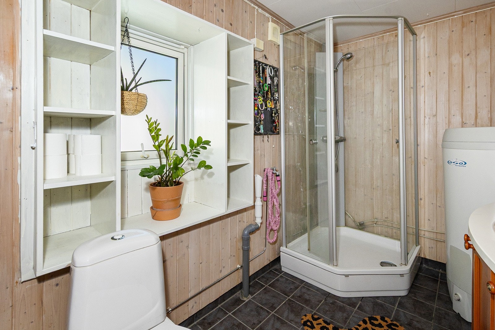 Bad. Megler gjør oppmerksom på at rommet ikke er søkt bruksendret hos kommunen. Galleribilde