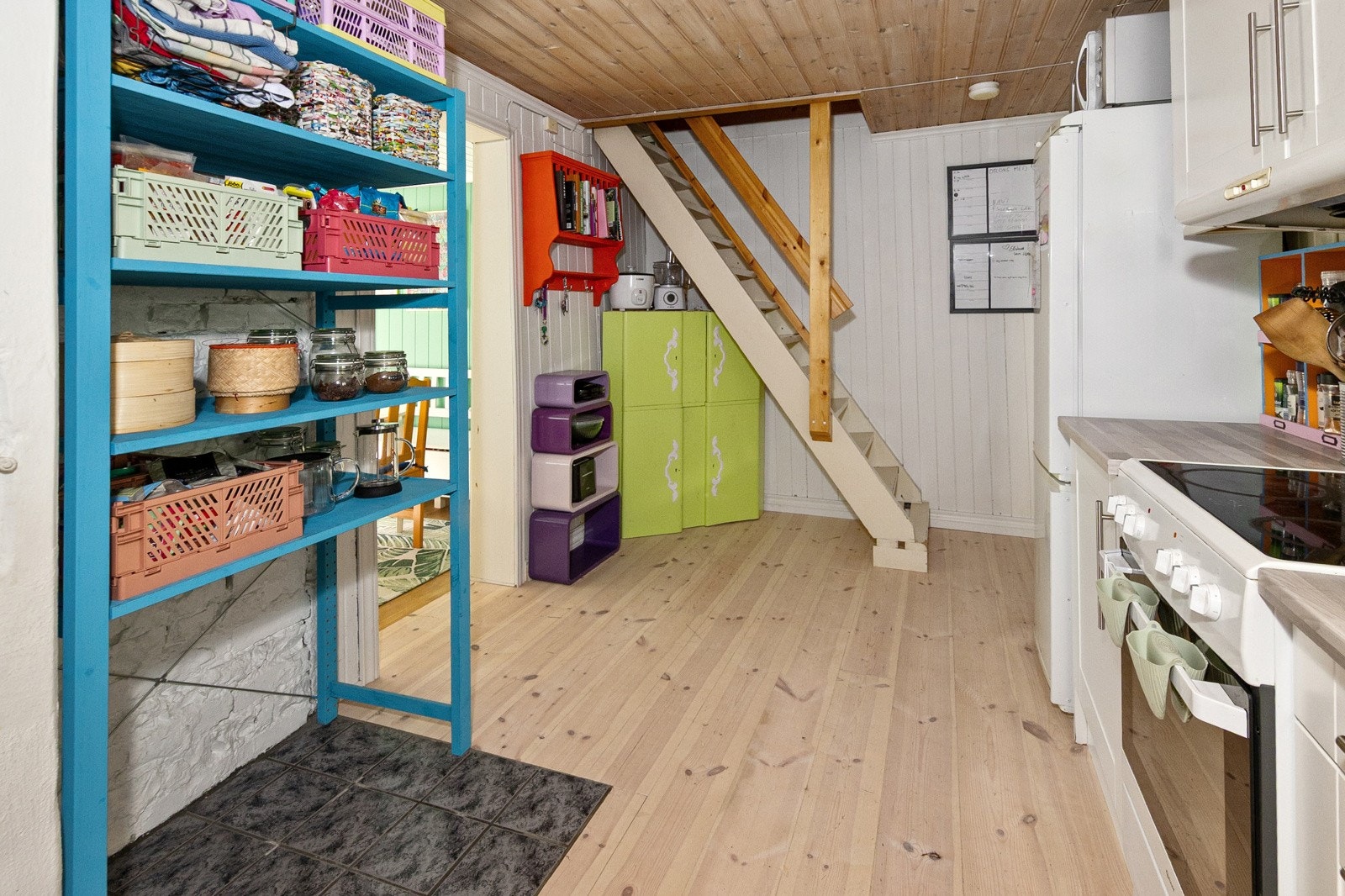 Kjøkkenet med åpning til hall/gang og videre til spisestue. Galleribilde