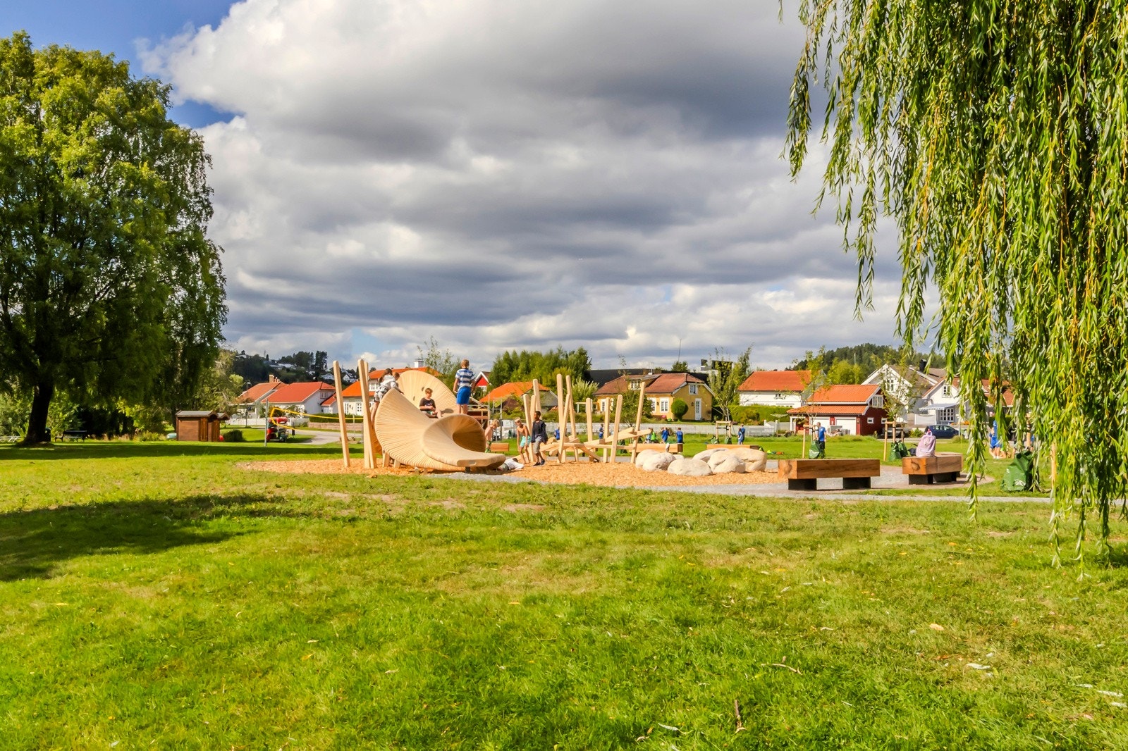Bakkestranda med lekeplass i bakgrunn. Galleribilde