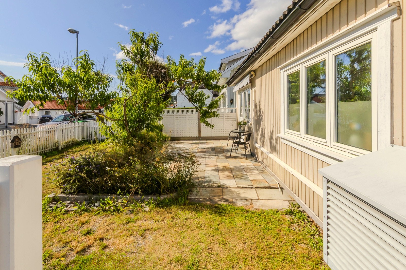 Trivelig liten hage med plass til en uteplass, litt plen og urtehage. Galleribilde