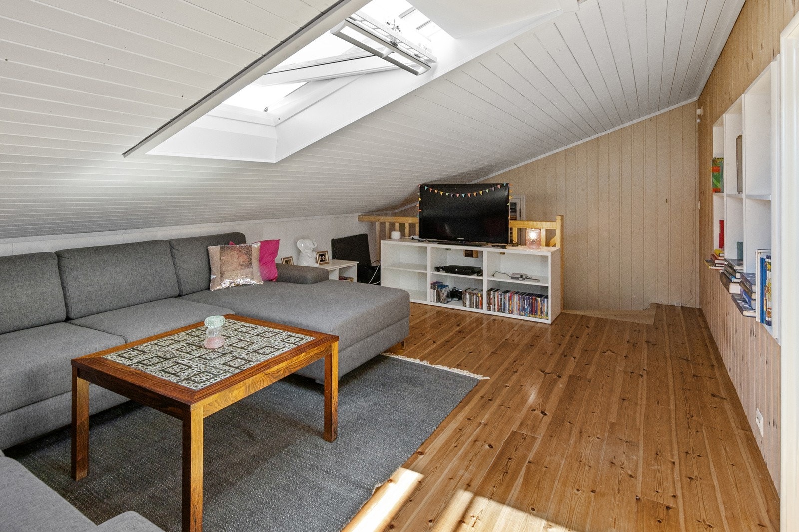 Loftstue i tilbygget. Megler gjør oppmerksom på at rommet ikke er godkjent hos kommunen. Galleribilde