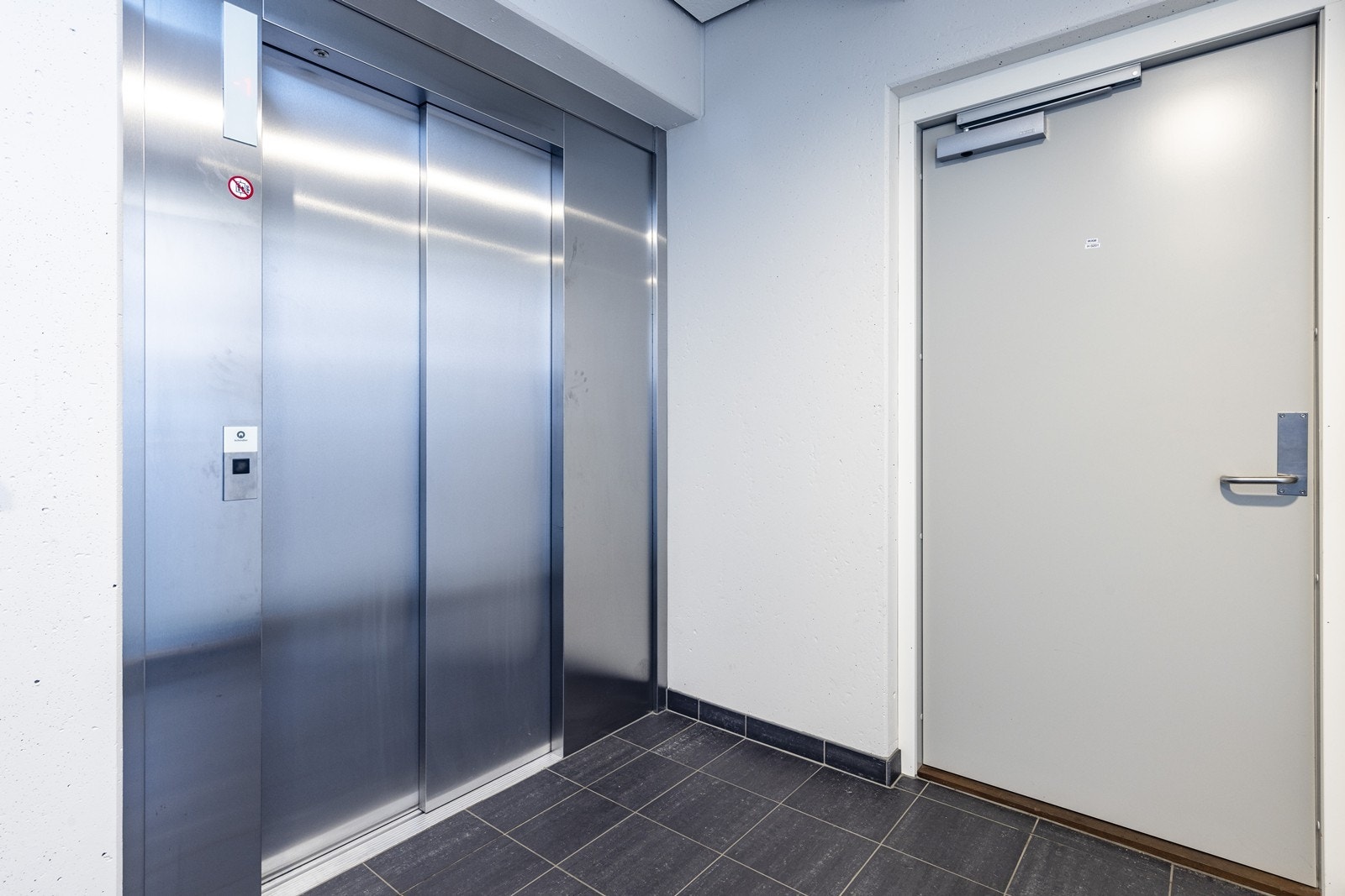 I tillegg til utvendig adkomst har man også tilgang på en heis dirkete fra felles garasjeanlegg. Galleribilde
