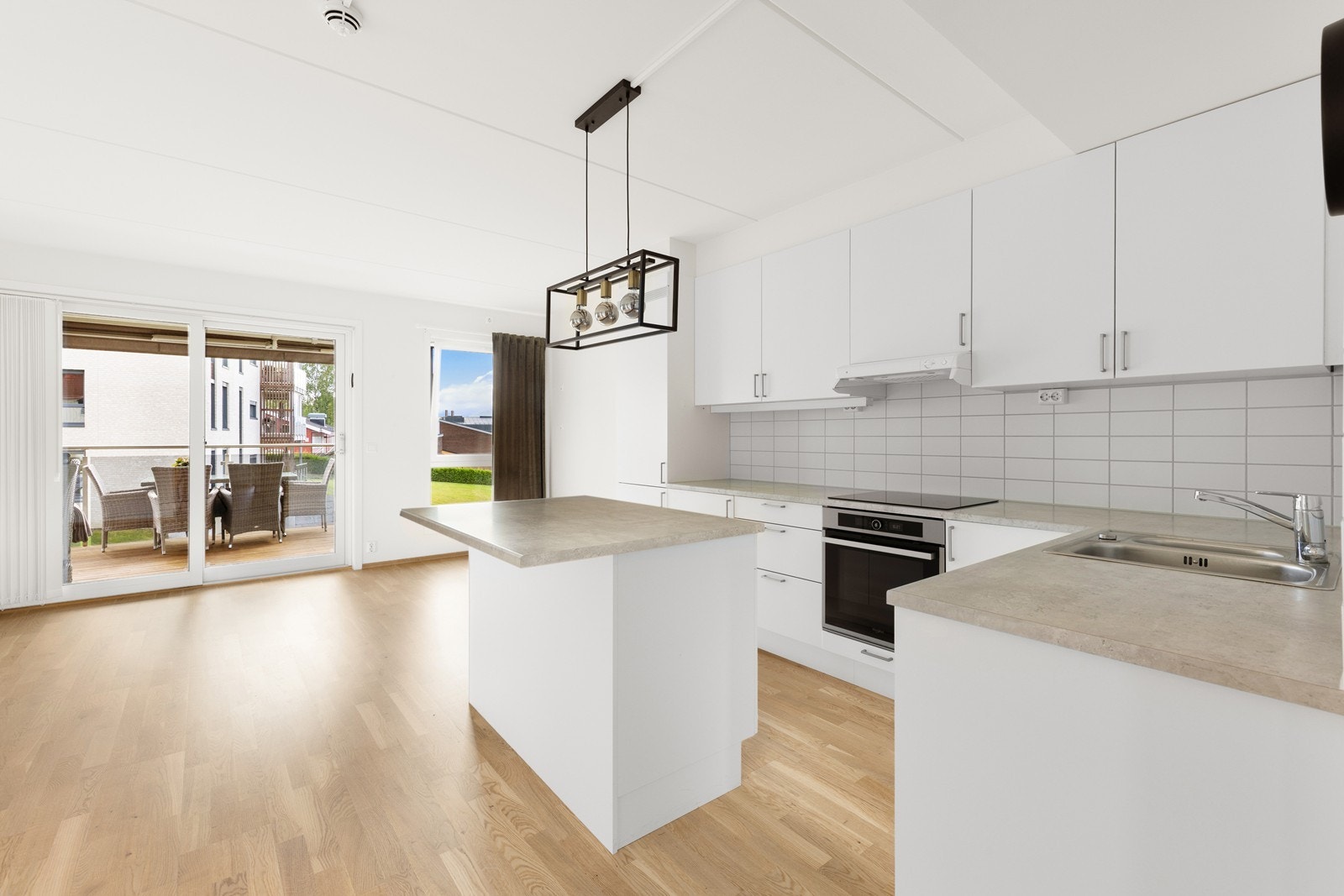 Den åpne løsningen gir en god romfølelse, og skaper et sosialt allrom. Galleribilde