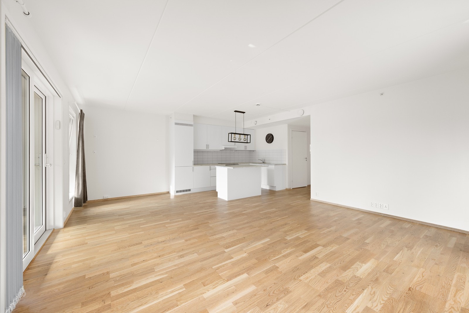 Leiligheten har gjennomgående pene overflater med parkett på gulv, malte plater på vegger, og tak bestående av malte plater og murelementer. Galleribilde