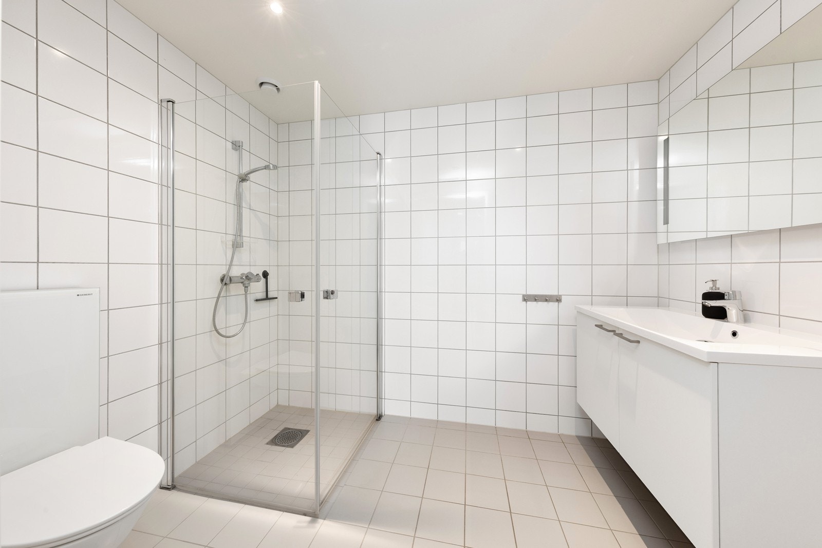 Pent og stilrent flislagt bad med varme i gulvet. Galleribilde