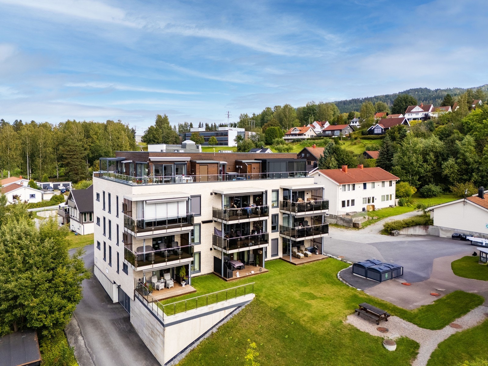 Ny og tiltalende 3-roms selveierleilighet fra 2022 med stor, sydvendt terrasse med gode solforhold og egen frokost-terrasse. Galleribilde