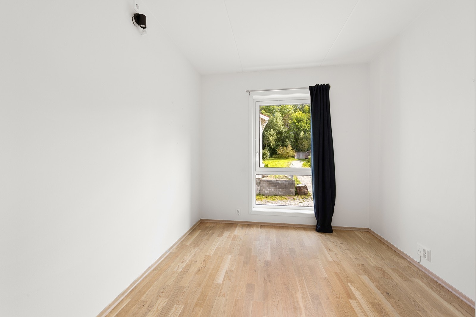 Soverom 2 - Det andre rommet passer ypperlig som barnerom, gjesterom eller hjemmekontor - alt etter behov. Galleribilde