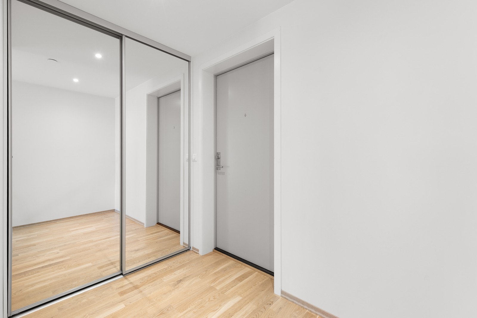 En funksjonell og hyggelig velkomst inn til boligen. Galleribilde