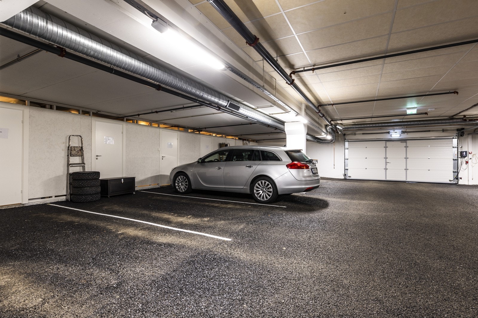 I garasjeanlegget har leiligheten en parkeringsplass, samt en praktisk bod. Galleribilde