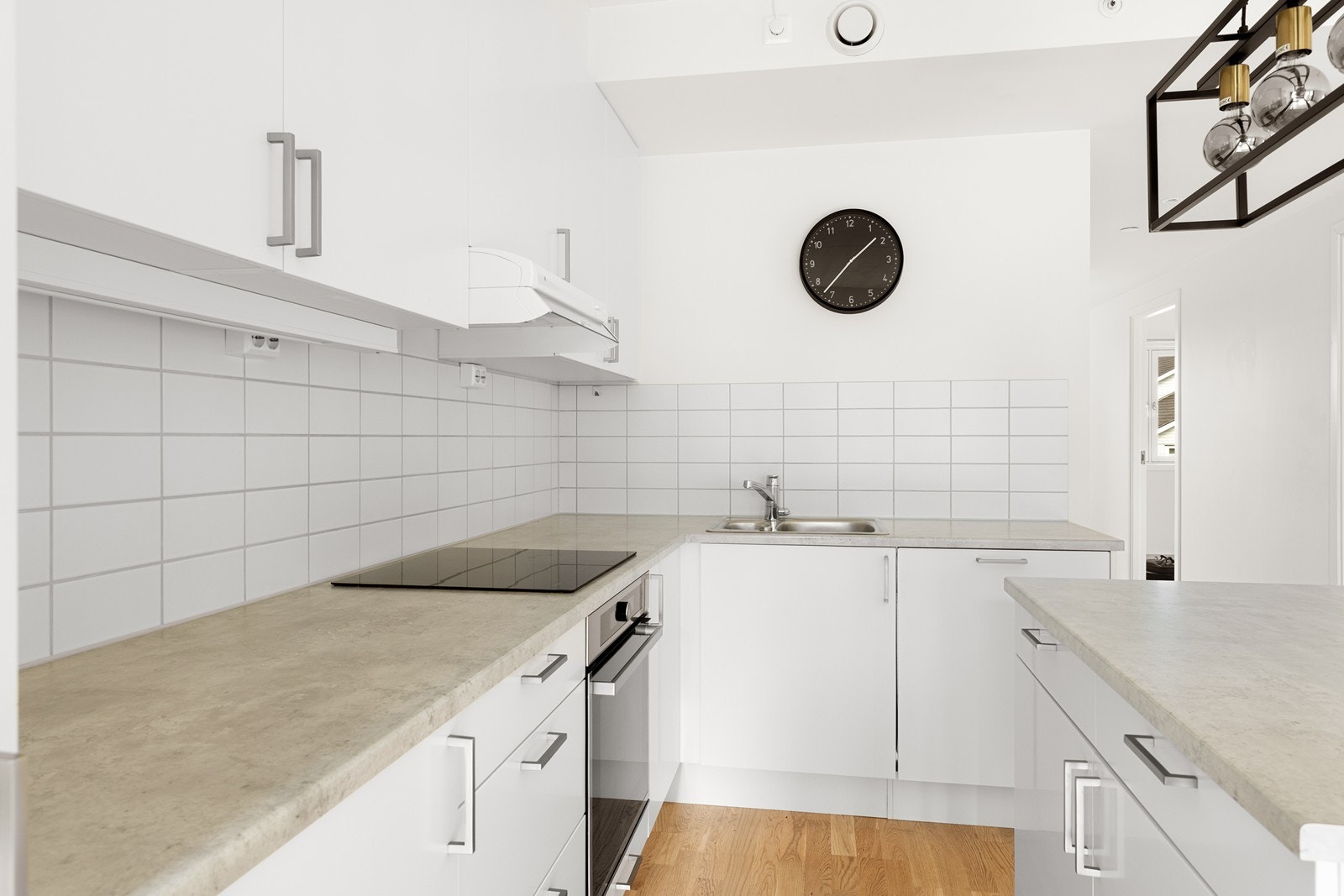 Det er godt med skap- og benkeplass, og integrerte hvitevarer som stekeovn, platetopp, oppvaskmaskin og kombiskap med kjøl/frys. Galleribilde