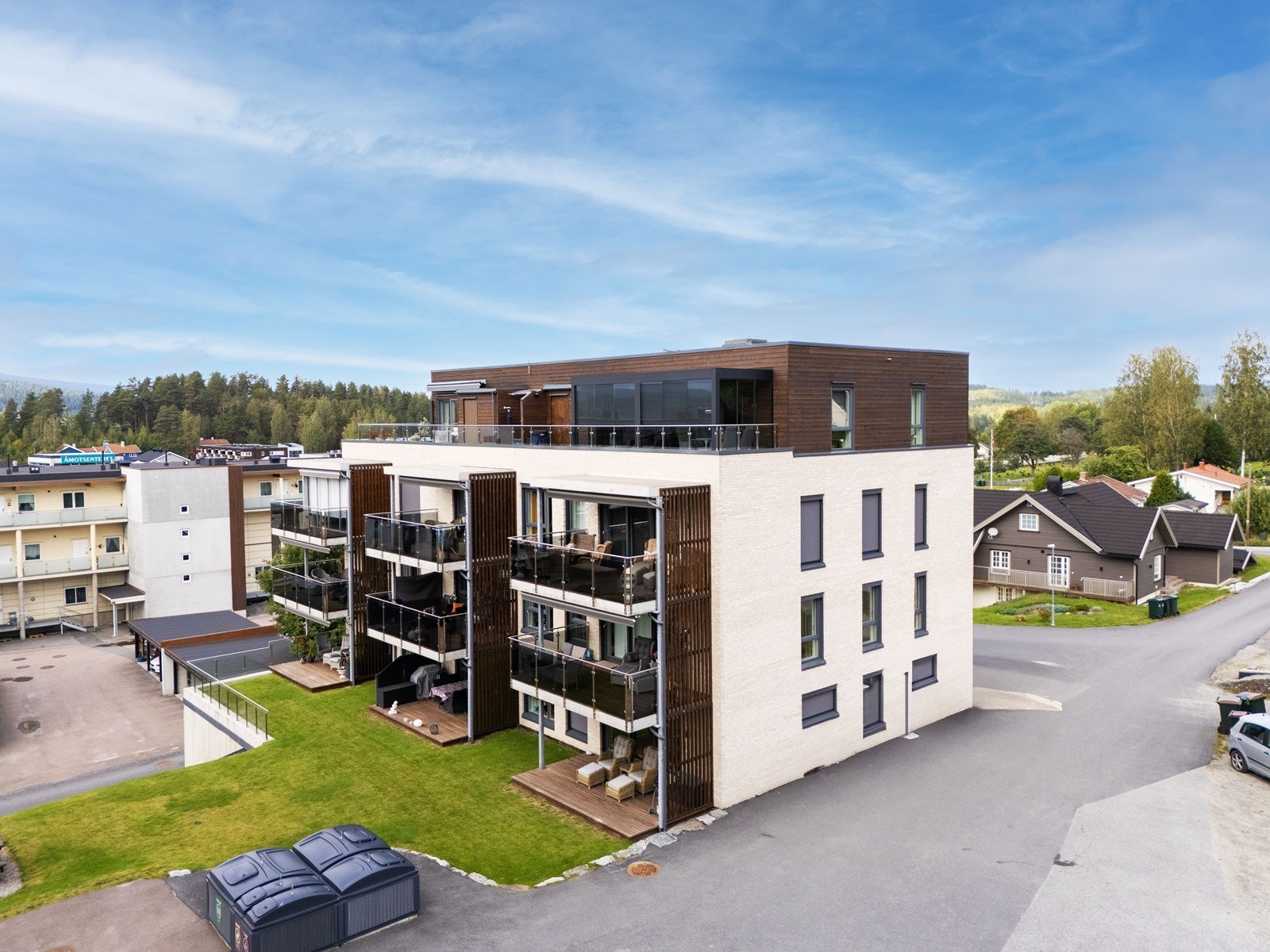 Fra leiligheten er det kun få meter til kjøpesenter og butikker med godt utvalg av forretninger, apotek og post i butikk. Galleribilde