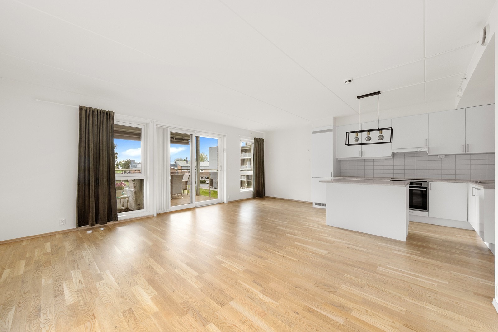 Leiligheten har en åpen og sosial løsning mellom stue og kjøkken gir en flott romfølelse. Galleribilde