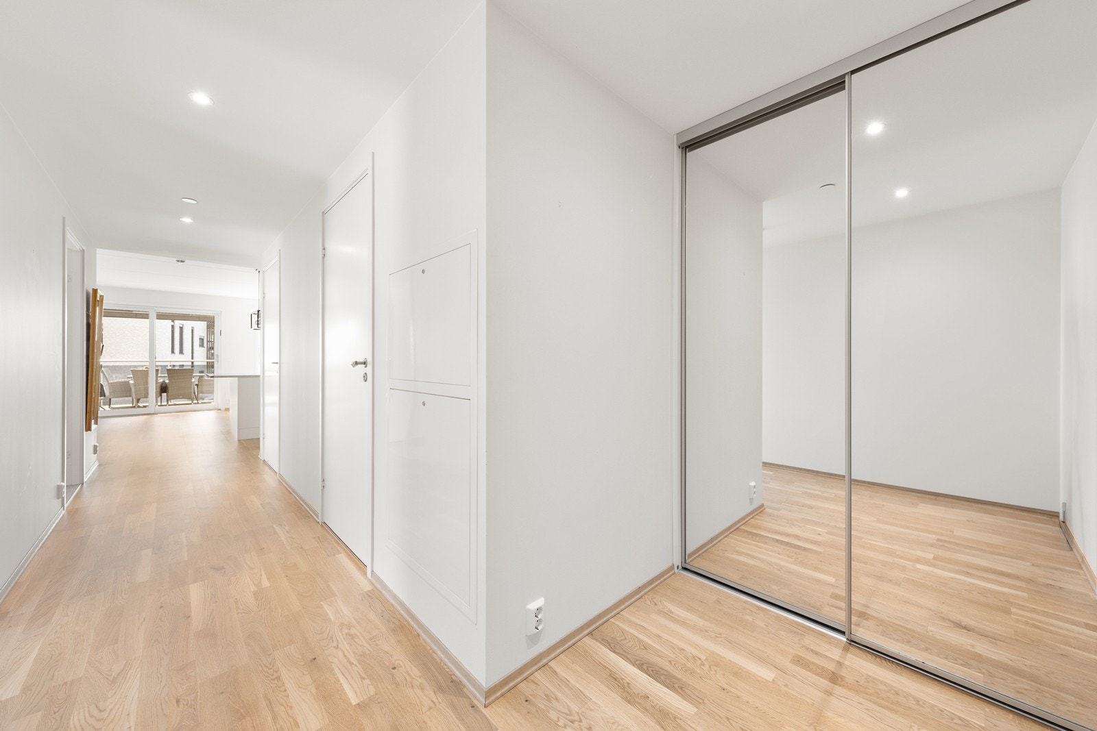 Lys og praktisk entré med skyvedørsgarderobe og speildører - perfekt for oppbevaring av yttertøy og sko. Galleribilde