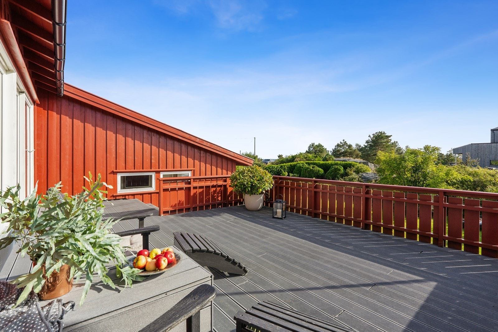 Solrik terrasse med flott utsikt, omgitt av frodig natur. Perfekt for avslapning og sosiale sammenkomster. Naturskjønn beliggenhet. Galleribilde