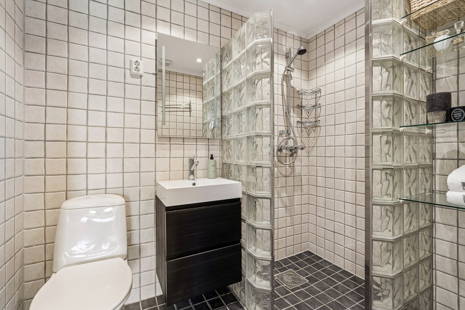 Bad med dusj, toalett og innredning Galleribilde