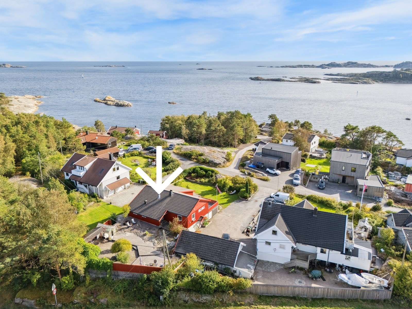 Eiendomsmegler Norge v. Jon A Røsstad presenterer Kileneset 5 - Sjarmerende sjønær bolig. Perfekt for rolige dager og naturopplevelser. Nærhet til sjøen gir unik atmosfære. Galleribilde