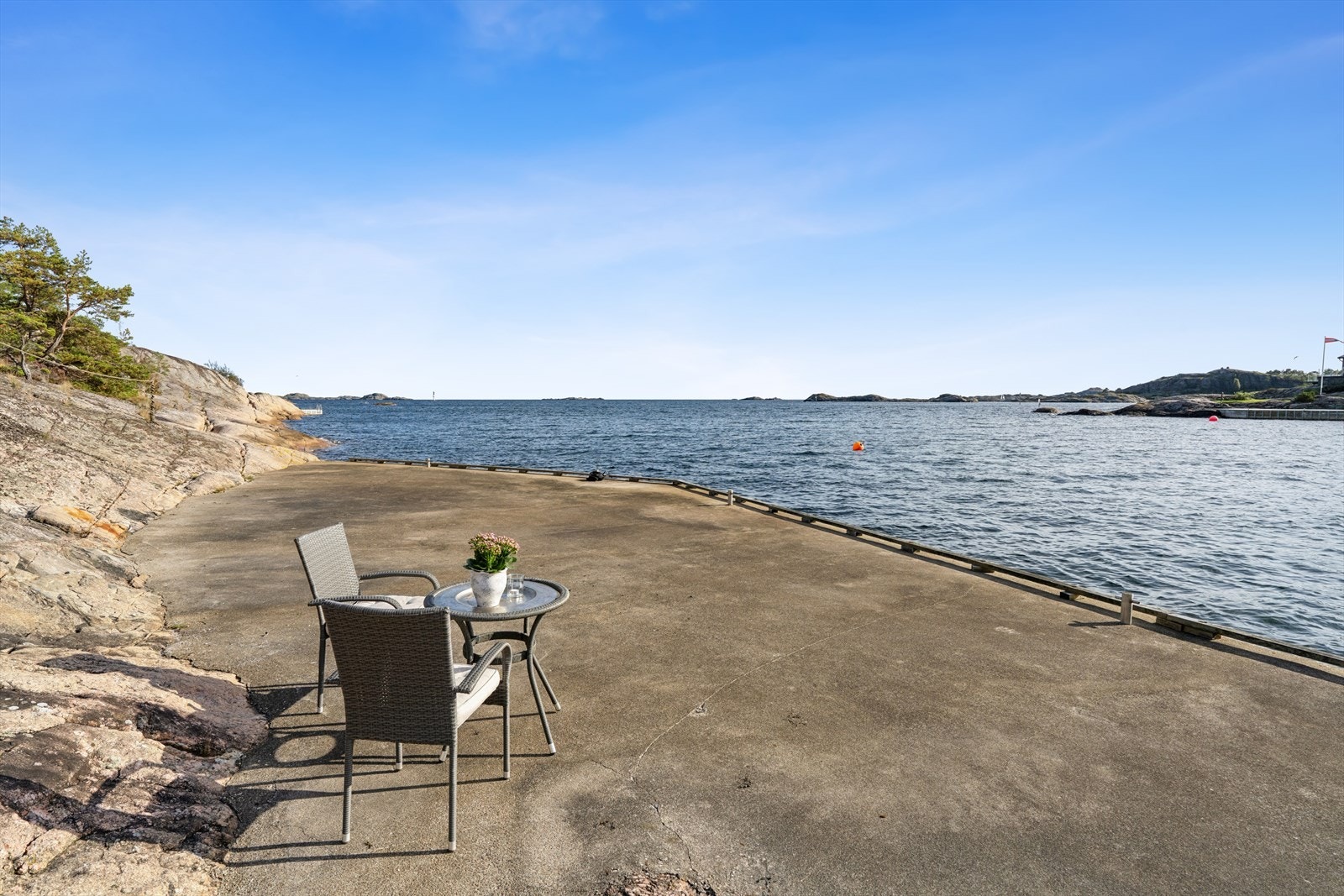 Eiendomsmegler Norge v. Jon A Røsstad presenterer Kileneset 5 - Opplev idyllisk sjøutsikt fra denne unike bryggen. Perfekt for avslapning og nytelse ved vannkanten i naturskjønne omgivelser. Galleribilde