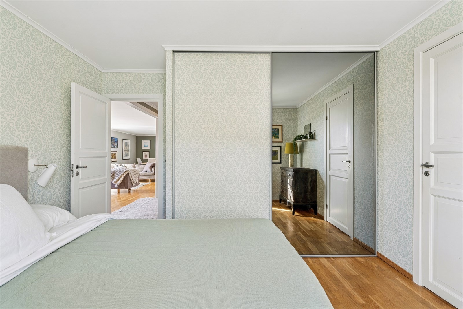 Soverom 2 med garderobe og eget bad Galleribilde