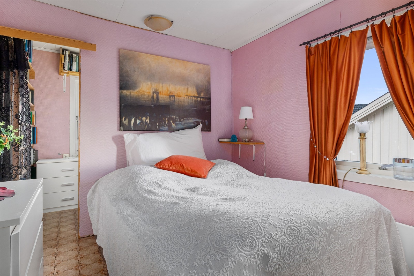 Tilbygg: Hovedsoverommet har god størrelse og mulighet for walk-in skap. Galleribilde