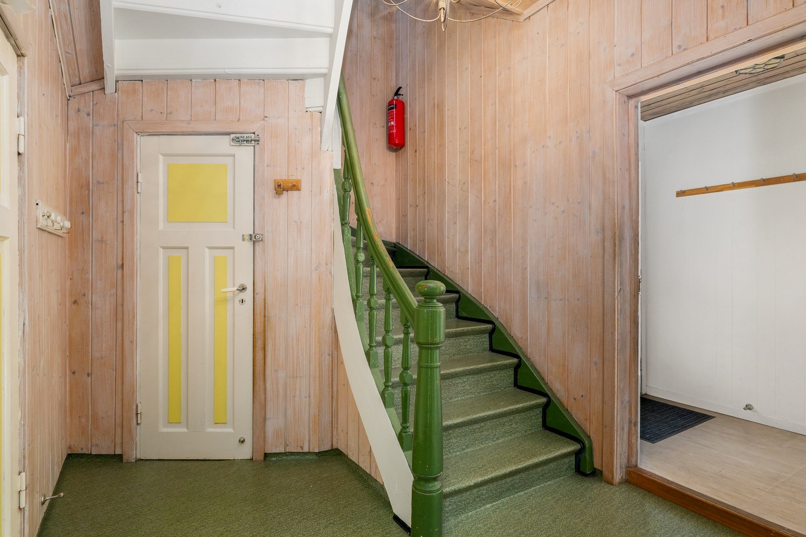 Opprinnelig del: Egen entré med felles gang for 2. etasje. Galleribilde