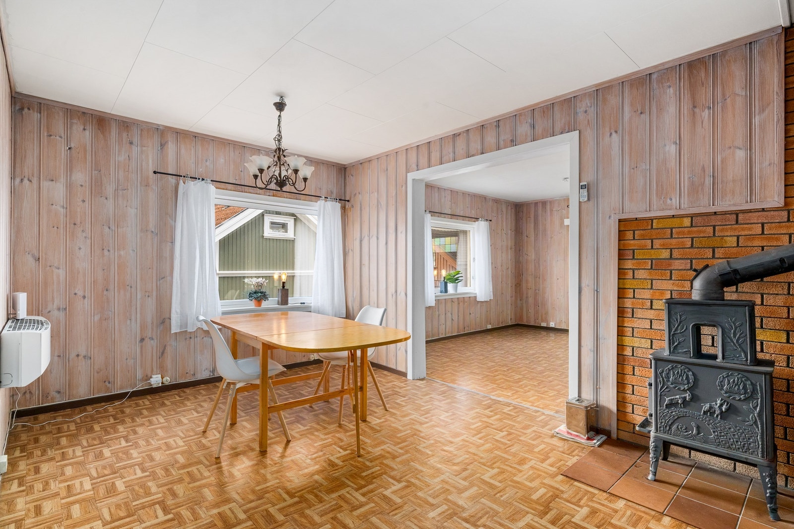 Opprinnelig del: Stuen i 1. etasje har både vedovn og varmepumpe. Galleribilde