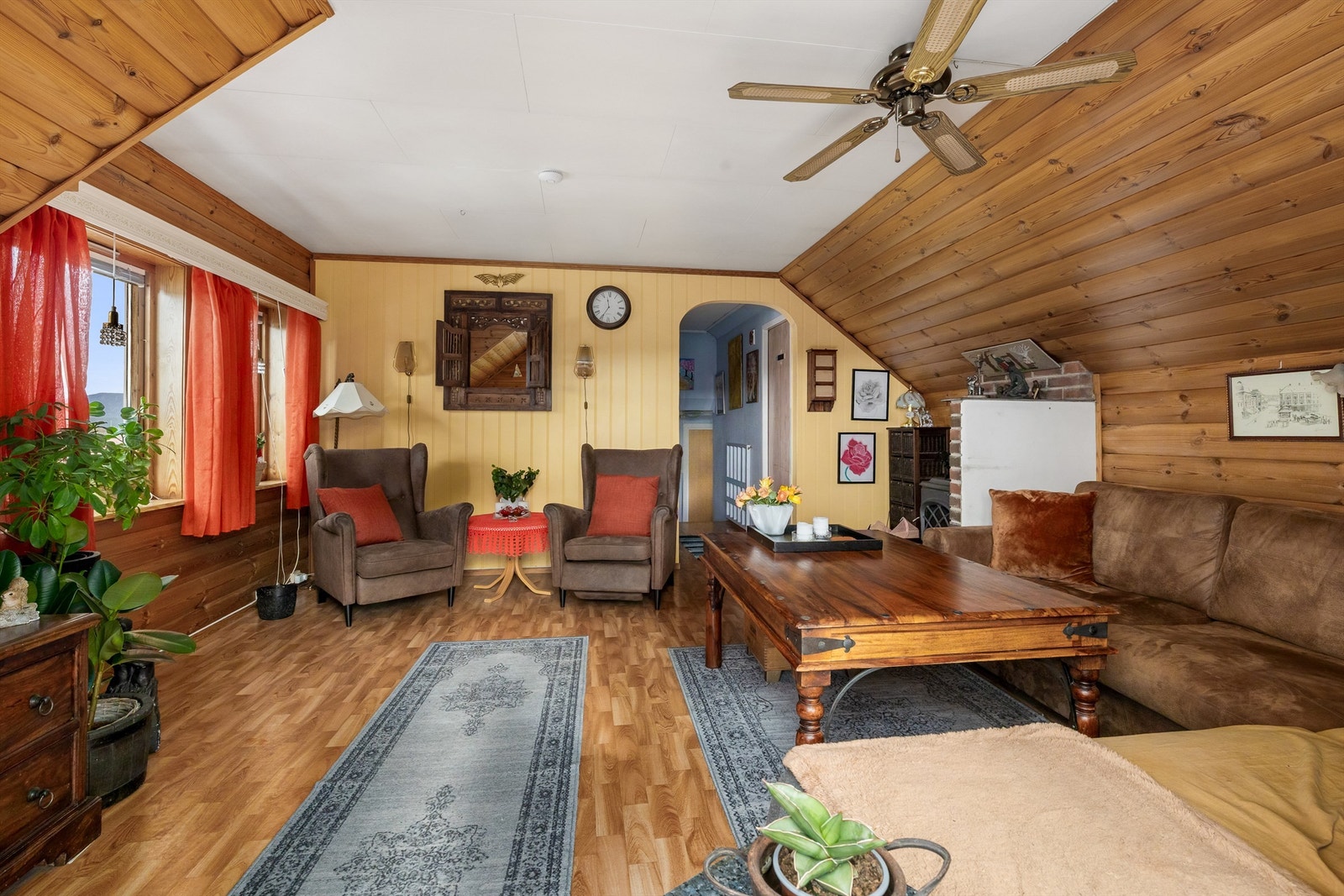 Tilbygg: Romslig stue med store vindusflater. Galleribilde