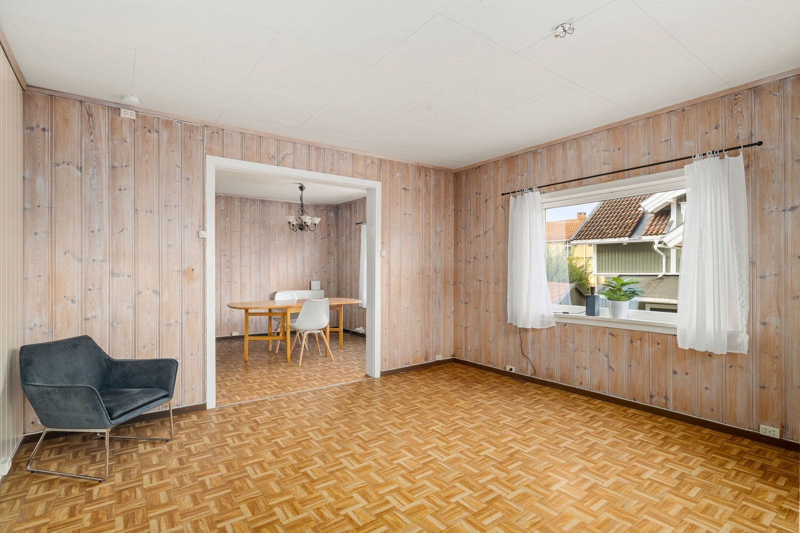 Opprinnelig del: 1. Etasje har to stuer med delvis åpen løsning. Galleribilde