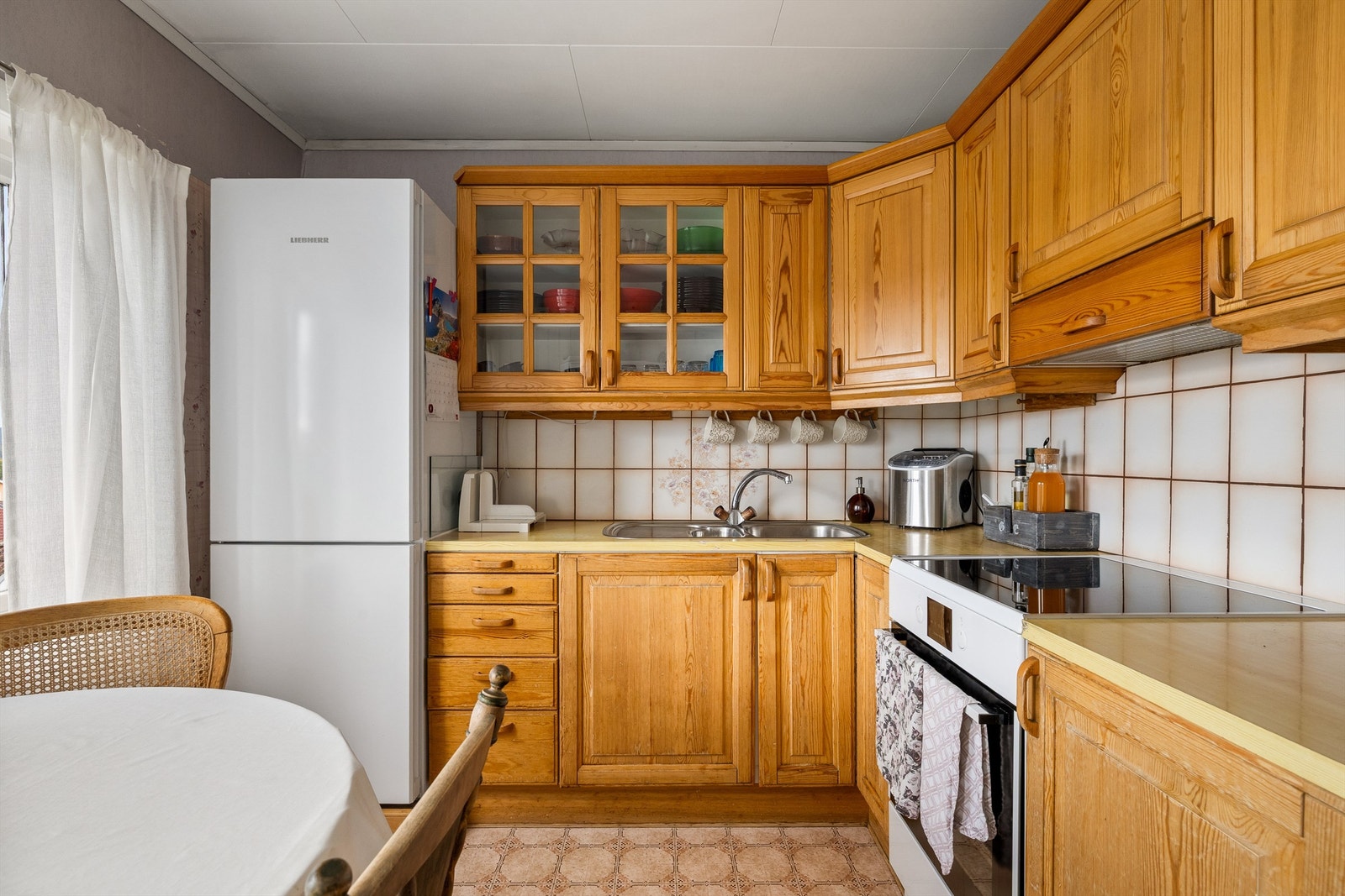 Tilbygg: Innredning av heltre med profilerte fronter, og nisje til kjøleskap og komfyr. Galleribilde