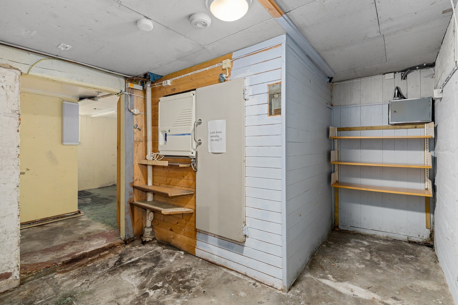 Kjellerrom med inngang til eget kjølerom. Galleribilde