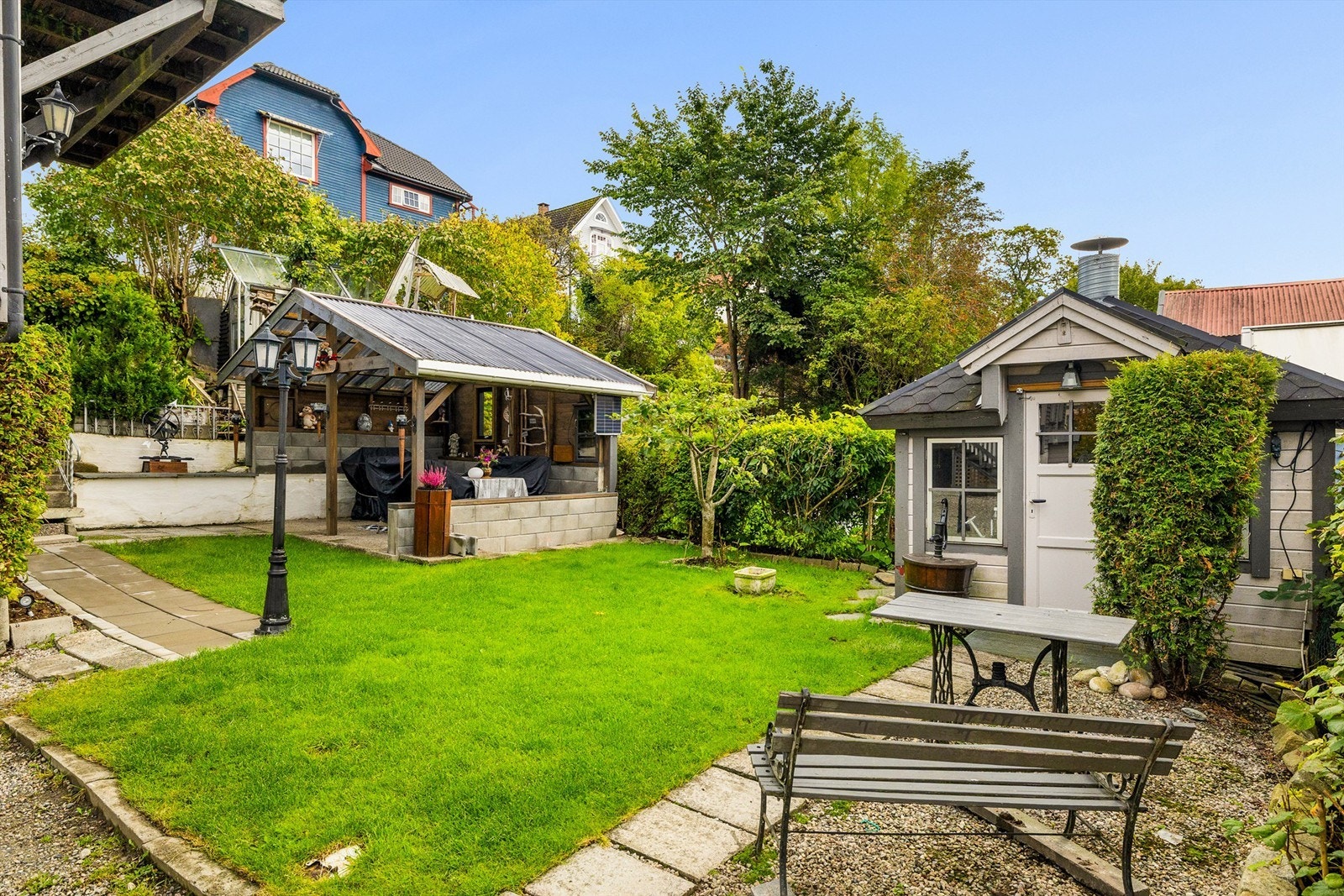 Flotte uteområder med hage, grillhytte og overbygget platting. Galleribilde