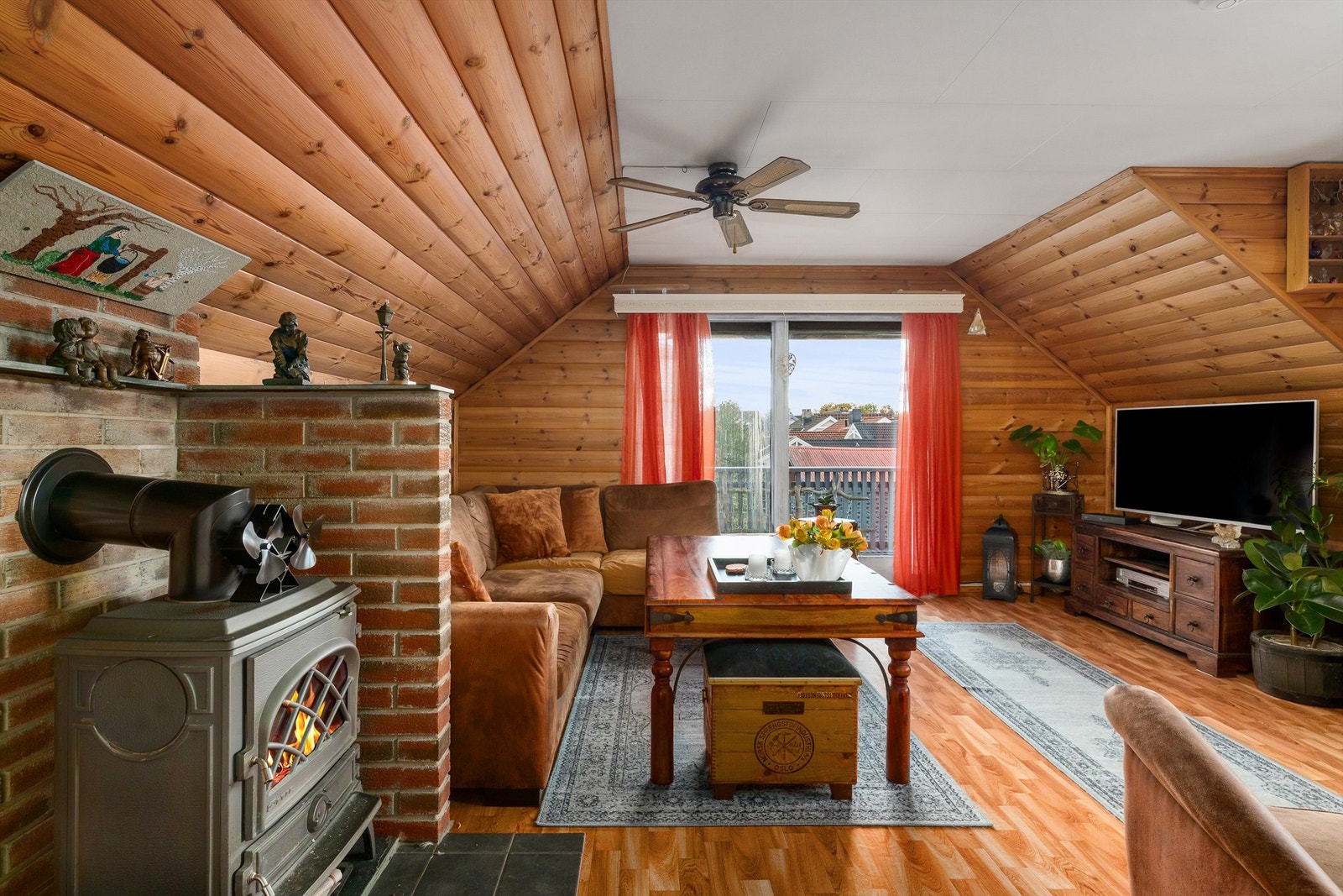 Tilbygg: Fra stuen er det direkte utgang til veranda. Galleribilde