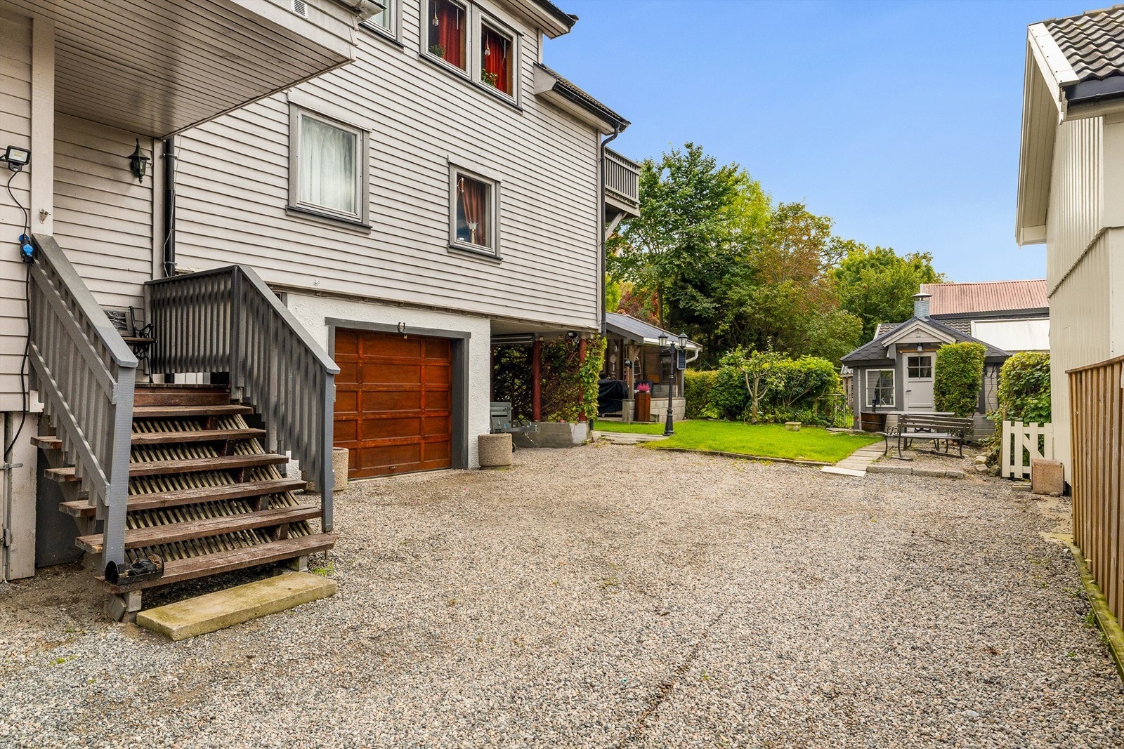 Boligen har både garasje og carport. Galleribilde