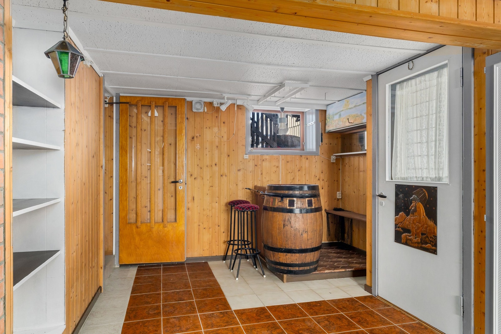 Kjelleren har egen inngangsdør. Galleribilde