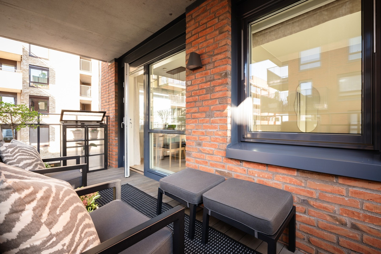 Det er god plass til balkongmøblement, beplantning og grill. Det er tillatt med el- og gassgrill. Galleribilde