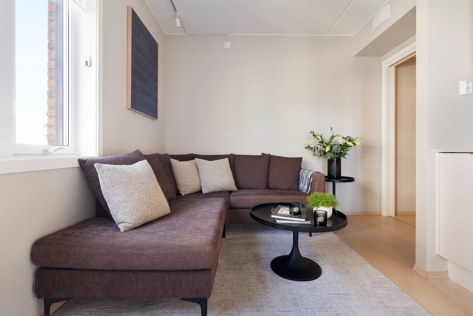 I stuen er det fin plass til sofa, salongbord, samt TV og tilhørende møblement. Galleribilde