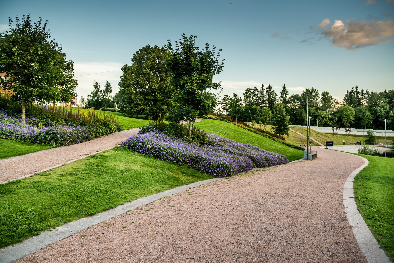 Parken er svært pent beplantet, og en av parkens hovedattraksjoner er Hovinbekken med fossefall. Galleribilde