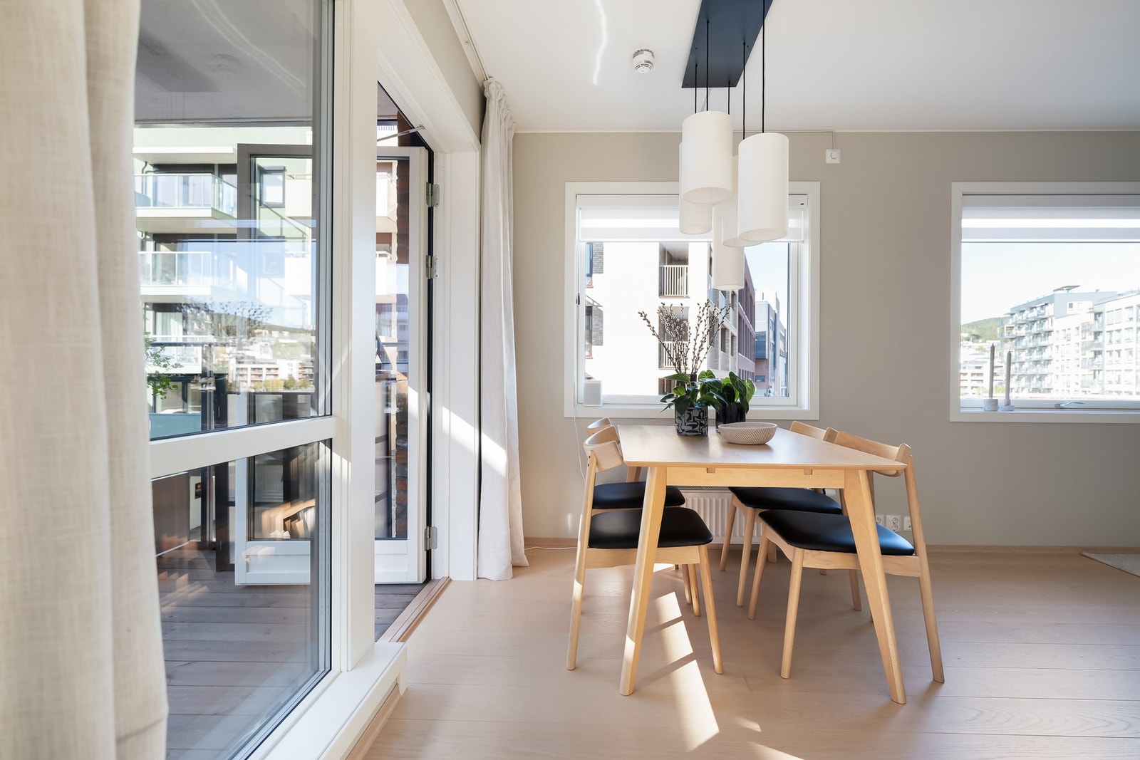 Videre kommer man inn til boligens oppholdsrom. Galleribilde