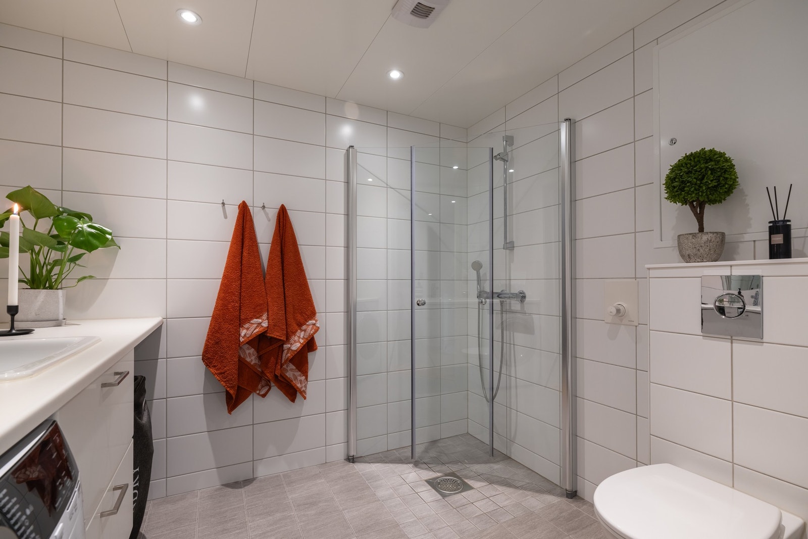 På badet er det også naturligvis opplegg for vaskemaskin og tørketrommel. Galleribilde