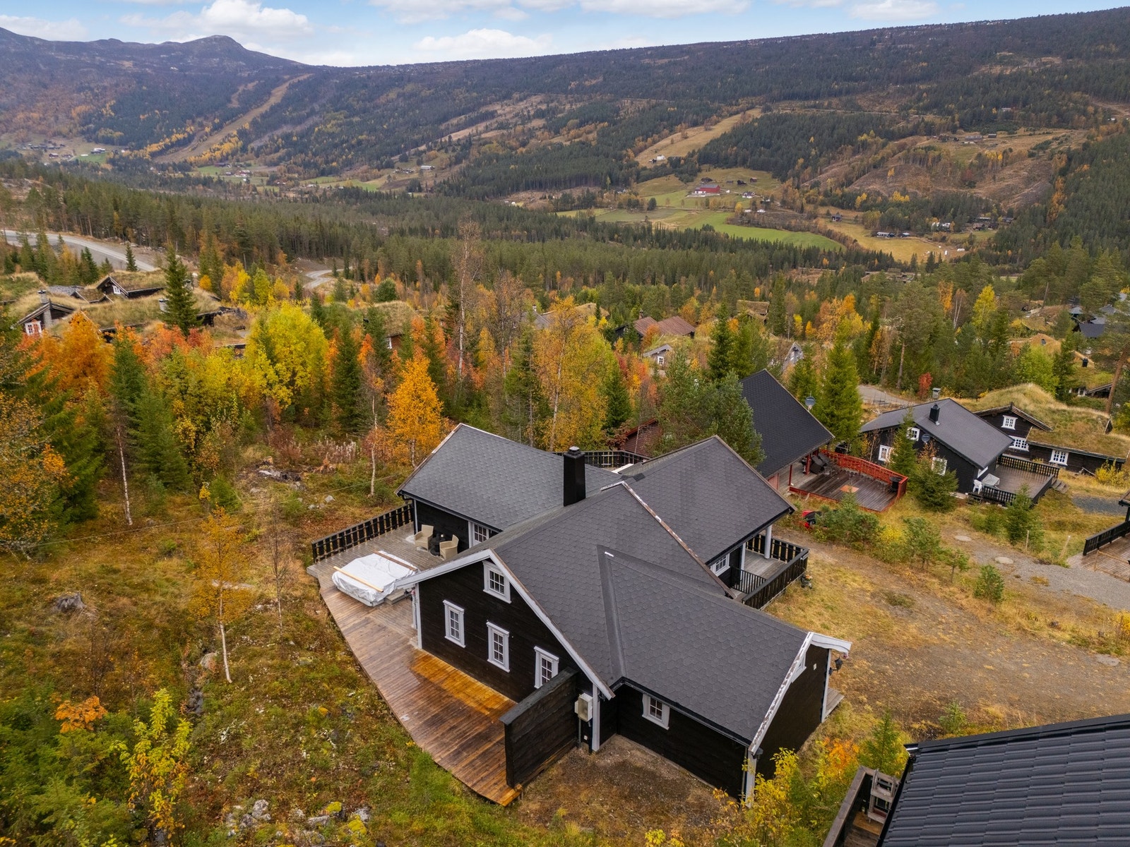 God plass til parkering utenfor hytta Galleribilde