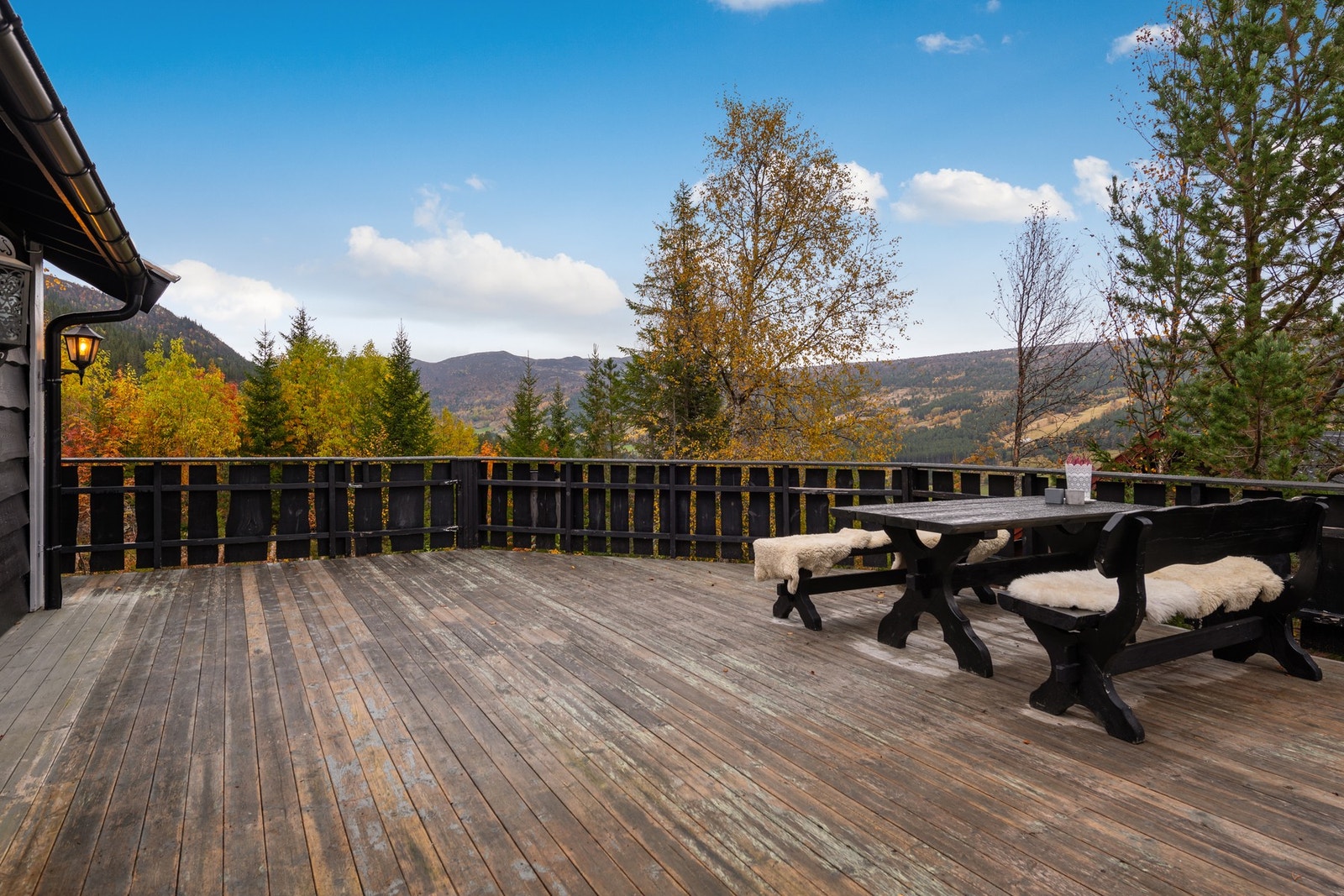 Terrassen på fremsiden av har flott utsikt over Uvdal Galleribilde