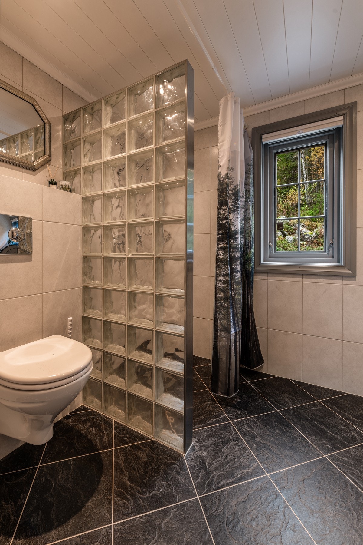 Hytta har også to flotte bad Galleribilde