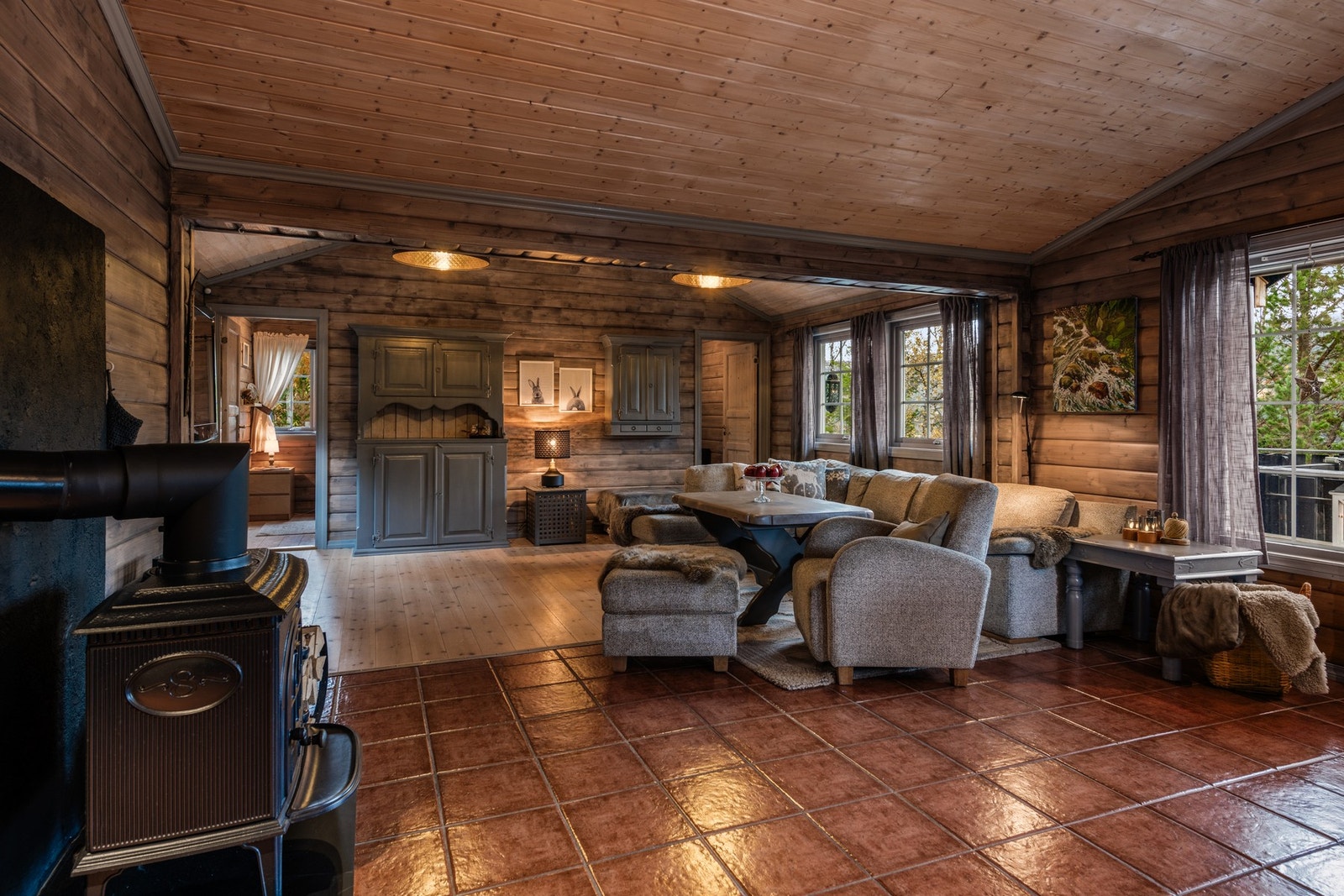 Fra stuen har man utgang til terrasse på begge sider Galleribilde