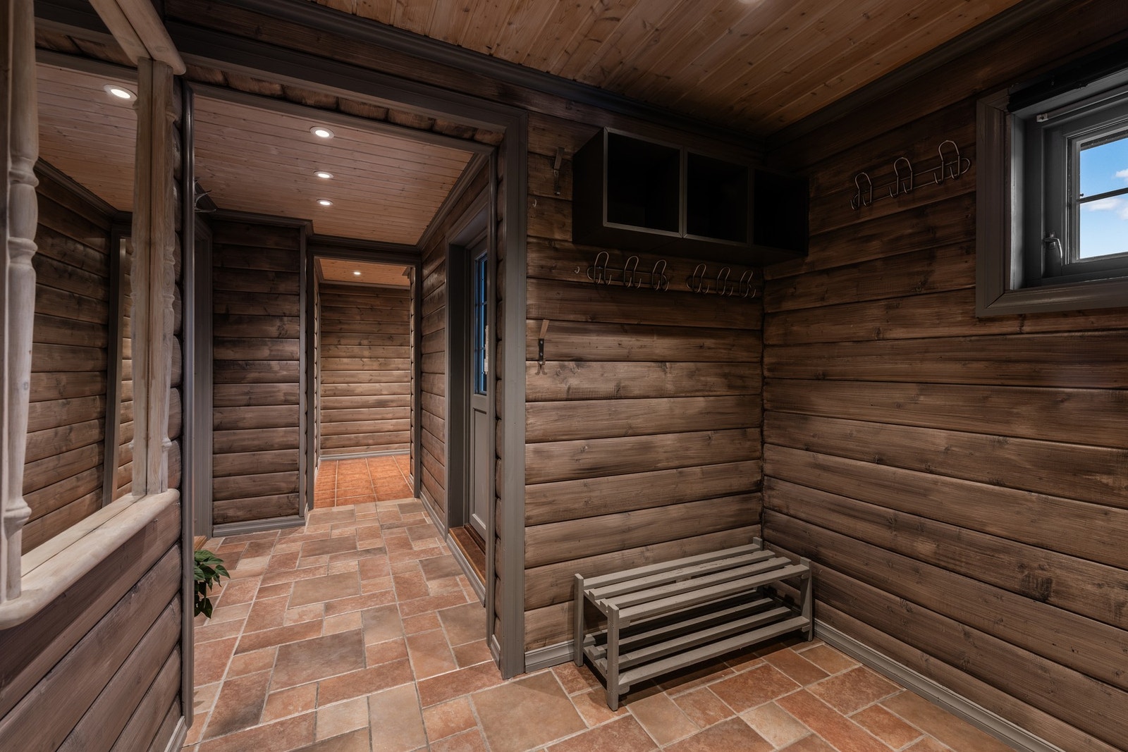 Her har man god plass til alt av yttertøy som trengs til fjells Galleribilde