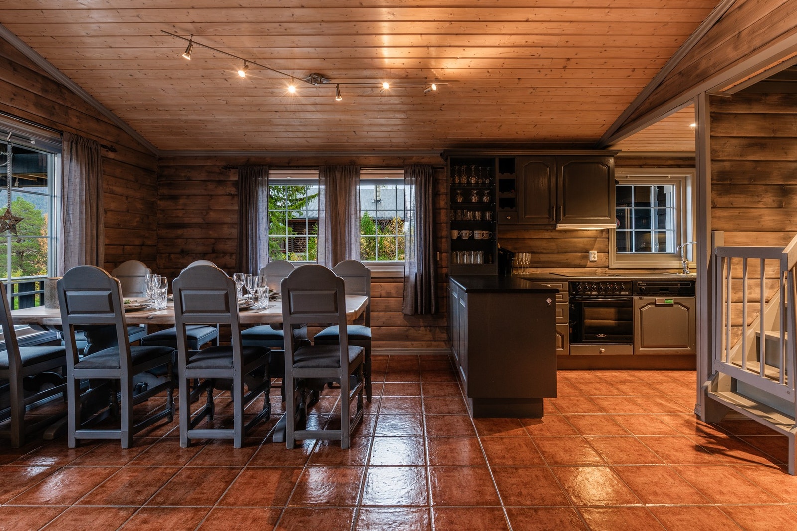 Praktiske fliser fra entré/gang inn til kjøkken og spisestue Galleribilde