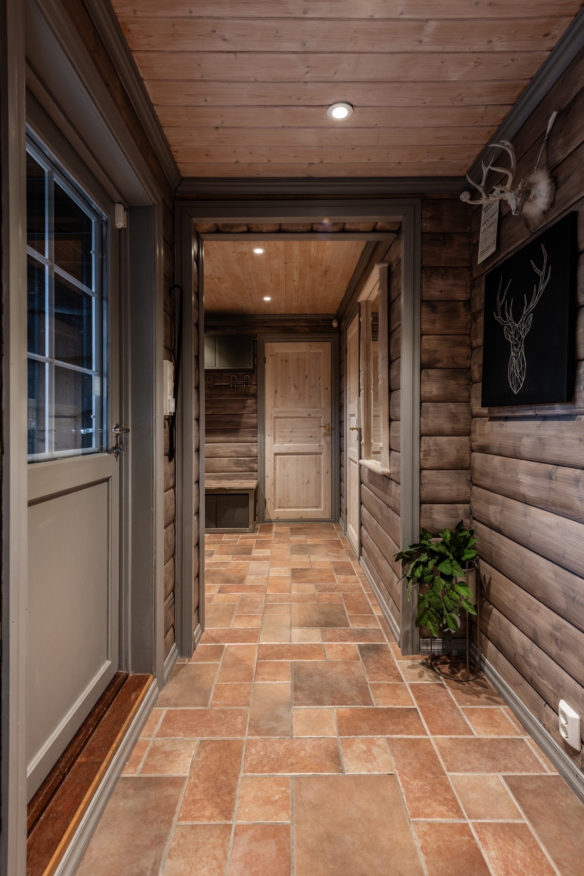 Hytta har et sjarmerende preg som følger gjennom, rom for rom Galleribilde