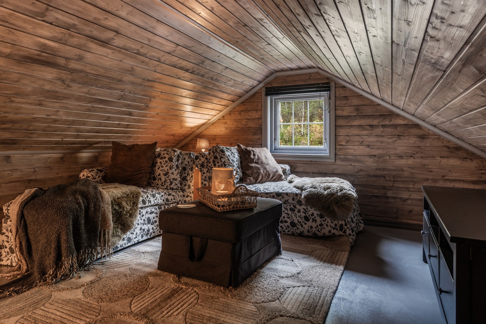 Trekk deg tilbake og nyt hyttelivet med en god bok og en varm kopp kakao Galleribilde